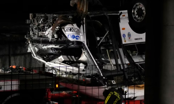 21 persona të vdekur pas rrëzimit të një autobusi nga ura në Venecia