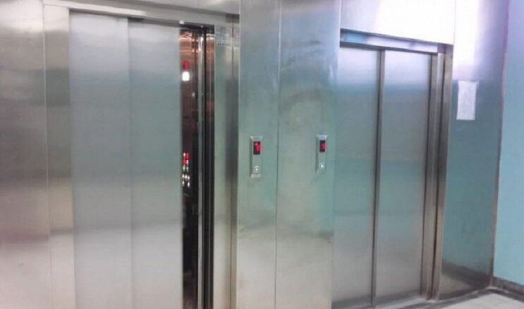 Këputen mbajtëset e ashensorit, lëndohen dy persona në Gjakovë