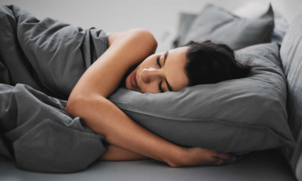 Cili pozicion gjumi është më i mirë? E shjegon specialisti i gjumit