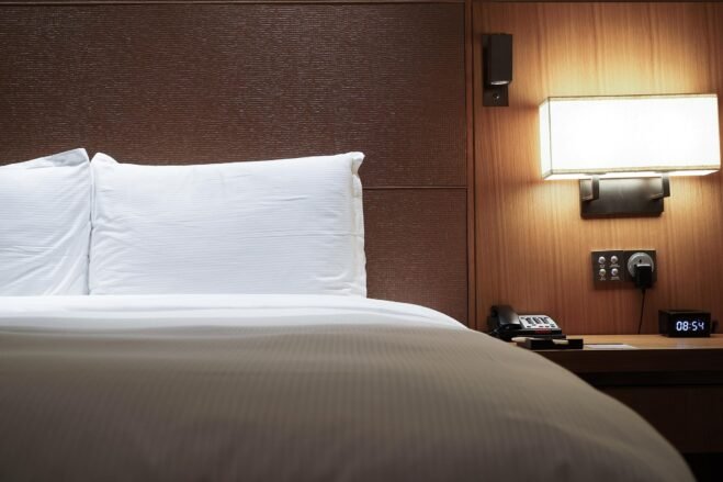 Përmes kamerave të fshehta pronari i hotelit regjistroi momente intime të klientëve