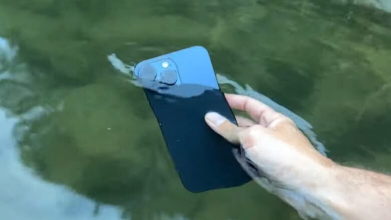 ‘Vloggeri’ teston modelin iPhone 15 Pro Max nën ujë
