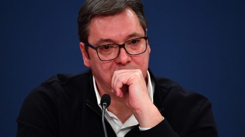 Vuçiq luan sërish “viktimën”: Situata është e rëndë, pranë konfliktit