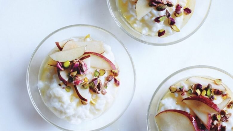 Oriz me qumësht, dardha, fëstëk dhe mjaltë