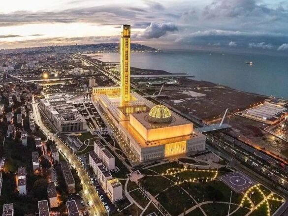 Në prag të Ramazanit, hapet xhamia më e madhe në botë pas Mekës dhe Medinës