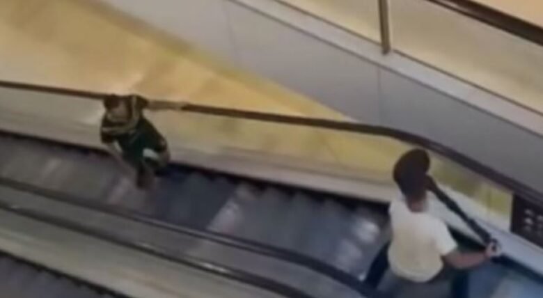 Sulmi me disa të vrarë në Australi, momenti ku një i ri ndërhyn dhe parandalon përshkallëzimin e tragjedisë