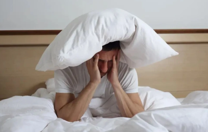 Këto zakone ndihmojnë të flini në më pak se 20 minuta