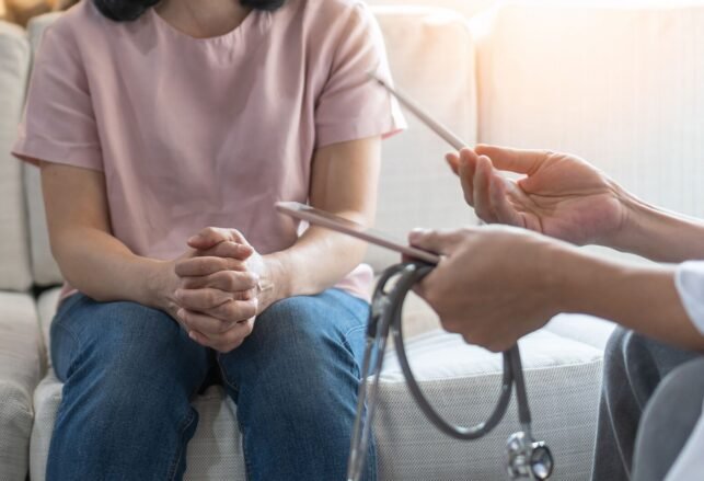 Vajzat dhe gratë e reja që nuk kanë lindur gjithashtu sëmuren nga kanceri ovarian: Ndonjëherë këto janë simptomat e para