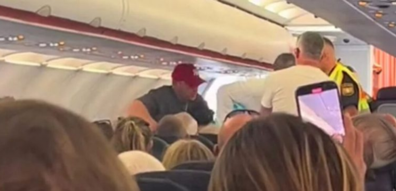 Panik në ajër gjatë fluturimit për në Greqi, udhëtari tenton të hapë derën e avionit