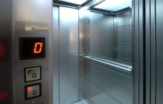 Defekt në ashensor, lëndohet një grua në Fushë Kosovë – arrestohet një person