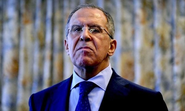 Lavrov vesh bluzën me mbishkrimin “BRSS”, thotë se Rusia do t’i paraqesë Trumpit një qëndrim të qartë