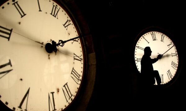 A do të flemë një orë më pak a më shumë pasi të dielën ndërrohet ora
