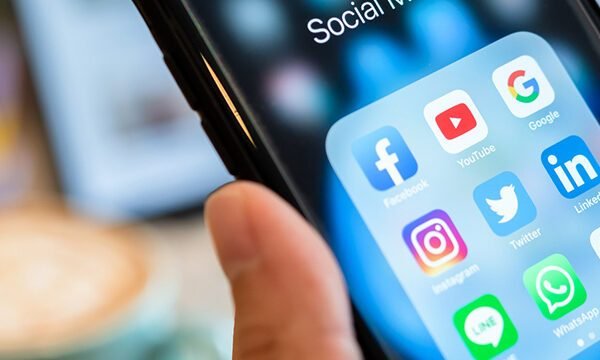 70% e të rinjve qëndrojnë në rrjete sociale deri në 5 orë në ditë