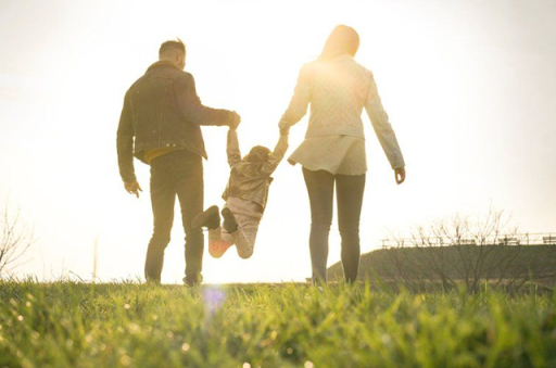 Djali bëhet me syze dhe pa prindërit – skena prekëse merr mbi 5.4 milionë pëlqime