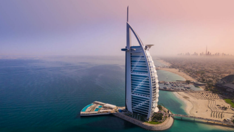 Sa kushton të kalosh një natë në hotelin e vetëm me “10 yje” në botë?