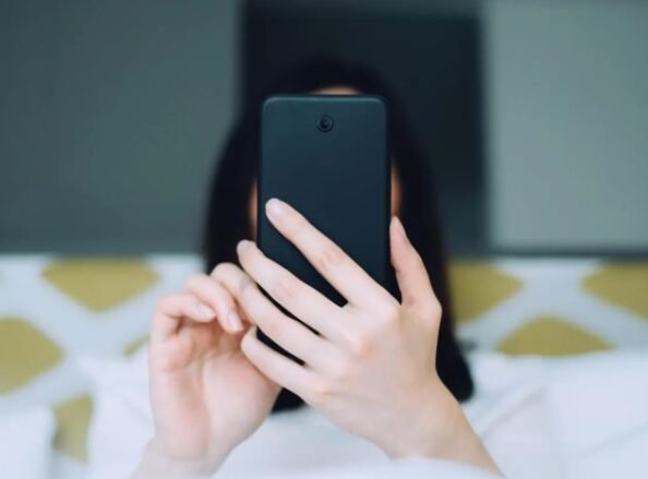 Mos e nisni ditën duke kontrolluar telefonin