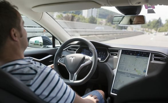 Vetura pa drejtues e Tesla-s nuk lejohet në Zvicër