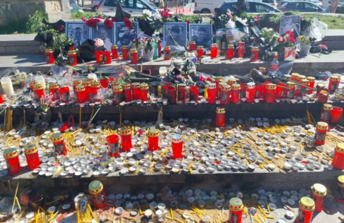 Shkupi nderon viktimat e tragjedisë në Koçan – parulla, qirinj e buqeta lulesh në sheshin e qytetit