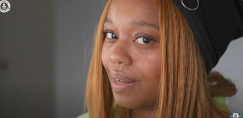 Njihuni me gruan që mban rekordin për gjuhën më të gjatë në botë