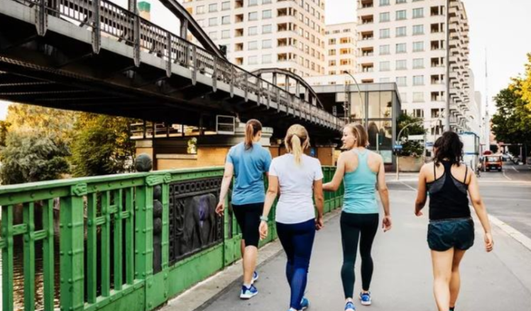 A duhet të ecni para apo pas ngrënies?