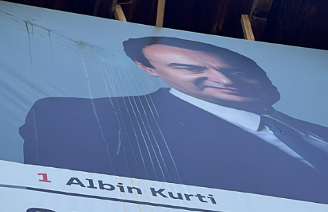 Momenti kur sulmohen me vezë veturat e eskortës së Kryeministrit Kurti në Skenderaj