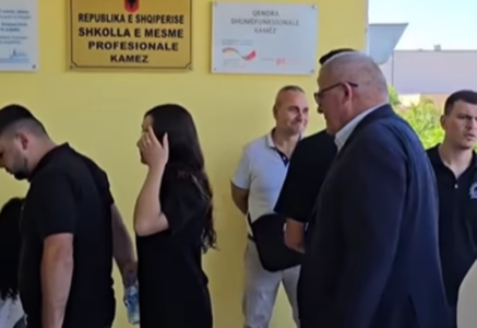 E rrallë – maturanti 74-vjeçar në Shqipëri, sot u fut në provimin e gjuhës angleze