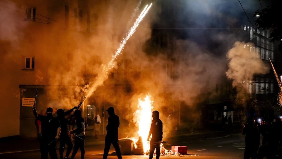 Protestuesit pozojnë për kamerën
