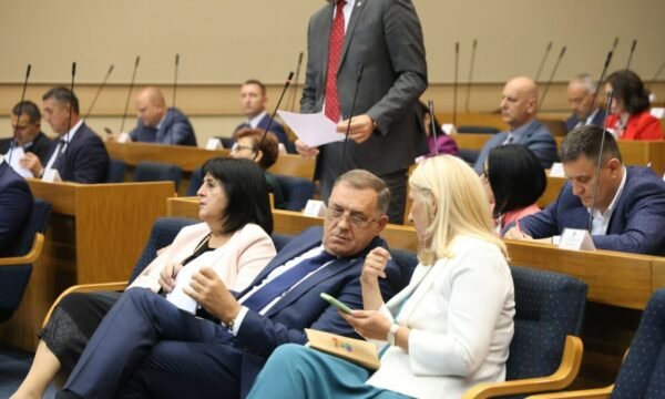 Kuvendi i Republikës Sërpska miraton vendimin jokushtetues për mbajtjen e një referendumi