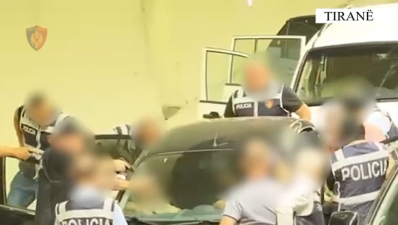 Policia rrethon dhe arreston 22-vjeçarin nga Burreli me 2 kallashnikovë në tunelin e Murrizit – Pamje