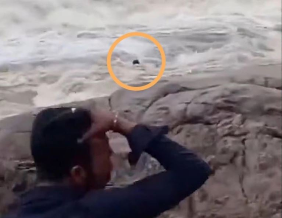 Video tronditëse, momenti kur uji i një ujëvare “gëlltit” një Youtuber 22-vjeçar në Indi