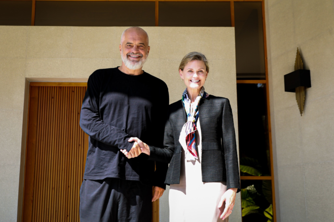 Rama pret në zyrë përfaqësuesen e SHBA-së në Shqipëri