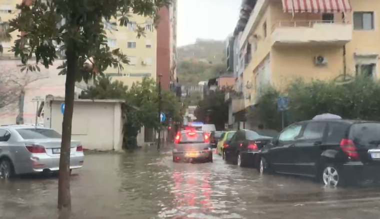 Stuhi e fuqishme në Shqipëri: Përmbysen disa rrugë, rrëzohen disa pemë, e vonesa në fluturime