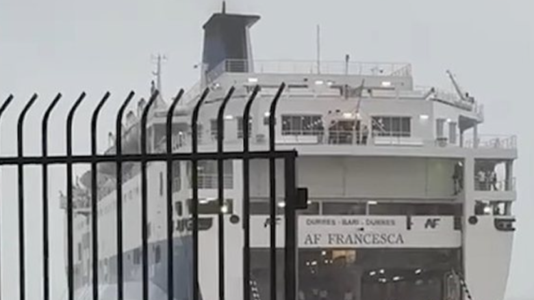 Era ia këput litarët që po e mbanin anijes në Portin e Durrësit – VIDEO