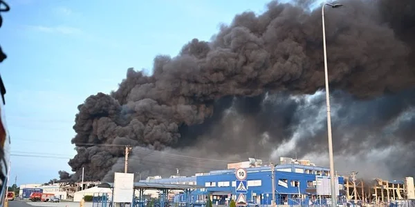 Rusët sulmojnë me dronë një fabrikë amerikane në Ukrainë, raportohet për shumë të lënduar