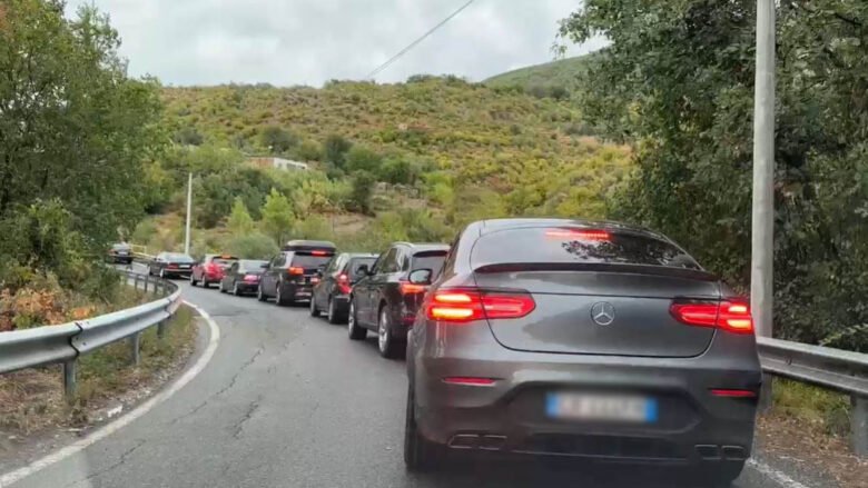 Stuhia ‘tremb’ pushuesit në Velipojë e Shëngjin, trafik i rënduar në aksin Shkodër–Lezhë dhe Lezhë–Milot
